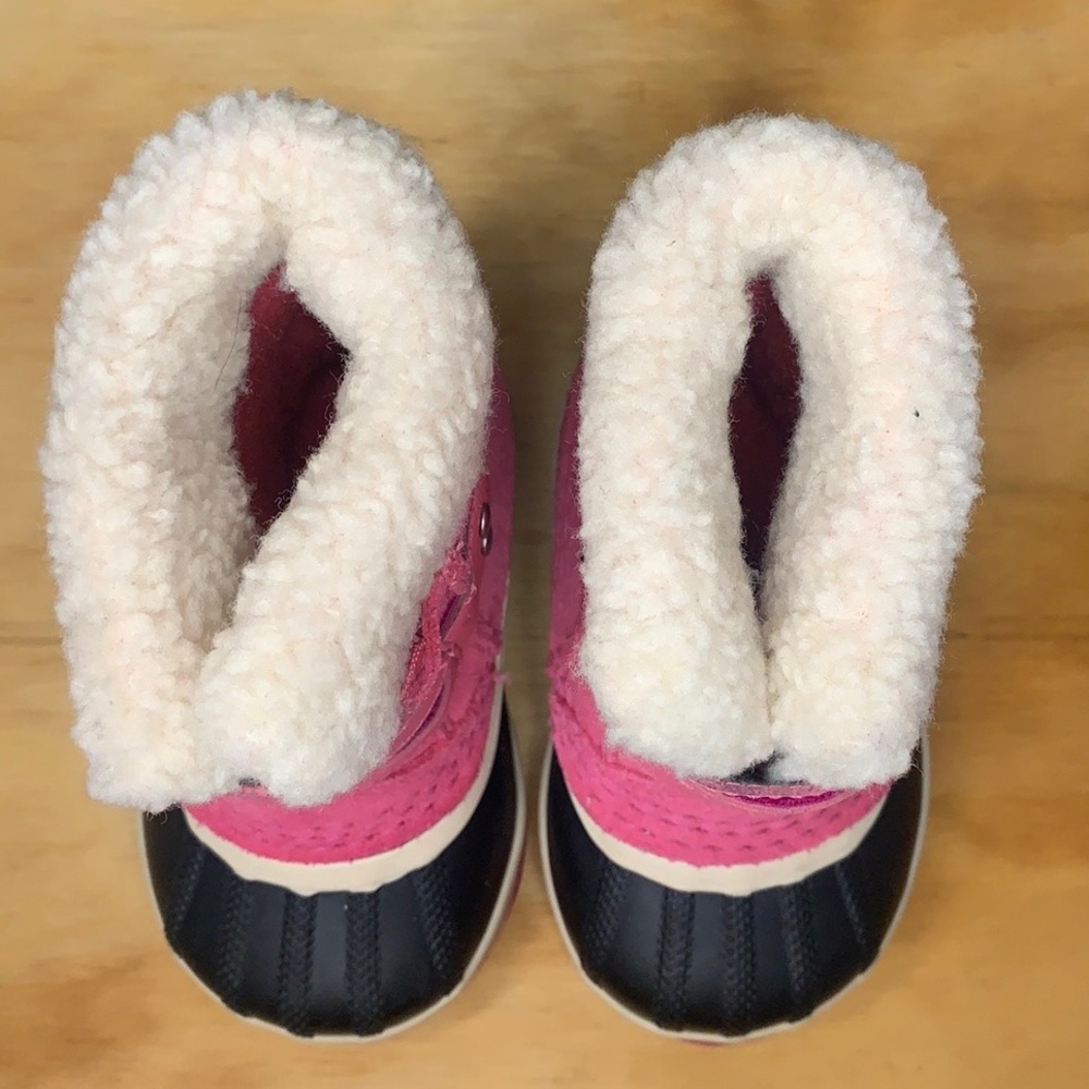 Waterproof Duck Boot with Faux Fur | Hot Pink & Black | Size 5 - Picture 4 of 6